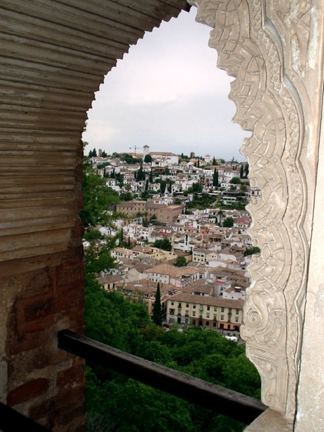 P5250073 Uitzicht op mirador de san Nicolas vanuit deTorre de las damas - partal - Alhambra - Granada